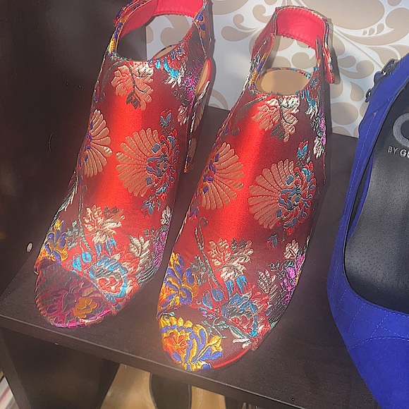 Never Worn! Vibrant Design Heel - Picture 1 of 2